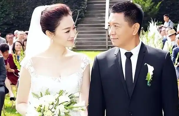 所以就让她在房子里养了很多花,还有她喜欢的动物,给她公主般的生活