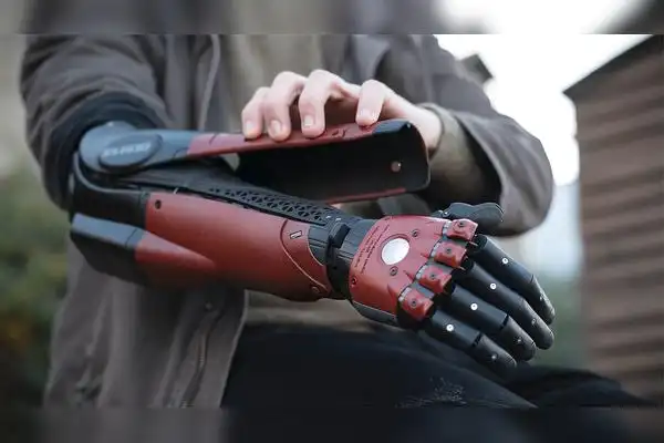 国外发明机械义肢专供截肢患者设计戴上后像普通人一样灵活