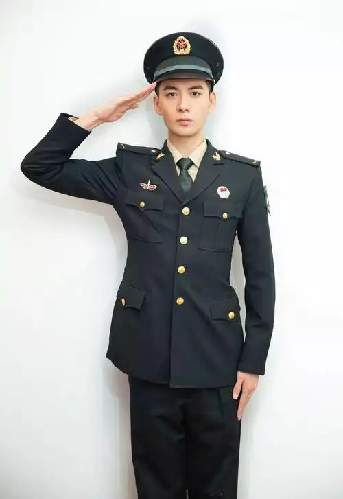 最帅寸头制服兵哥哥黄景瑜杨洋肌肉撑爆军装控不