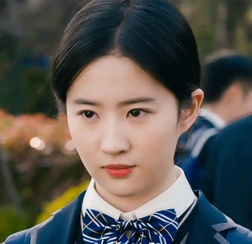 刘亦菲,她身穿校服,如同一位走进人间的仙女,散发出独特的美丽.