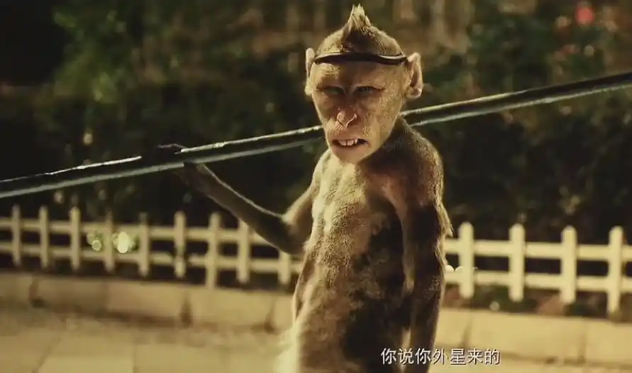 《疯狂的外星人》:把外星人当药材泡酒,让它练金枪锁喉,将它作猴耍!_