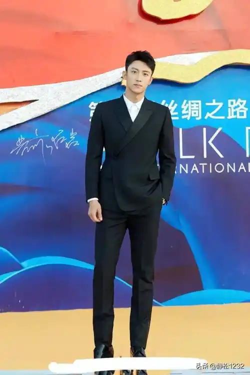 汉子,硬汉特种兵黄景瑜真的是非常的帅,宽肩窄腰,又a又酷,一身肌肉