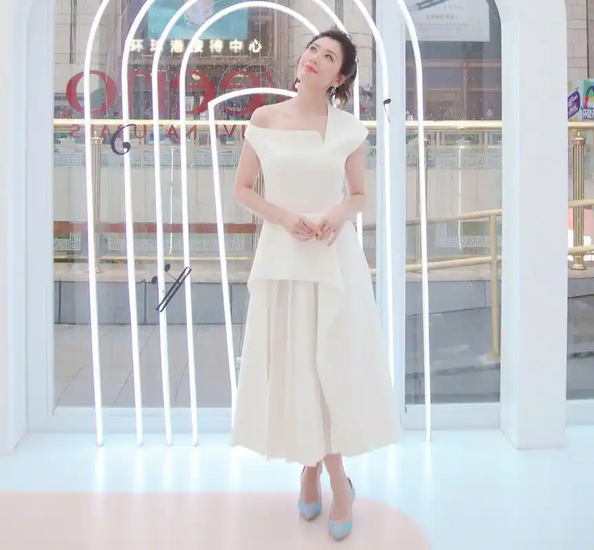 贾静雯长胖一圈太丰腴,穿露肩裙不见"天鹅颈",未修图真有45岁_连衣裙