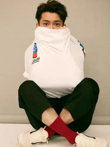 熊梓淇不就拍个杂志,袜子要穿这么长,原来蔡徐坤王源都爱!