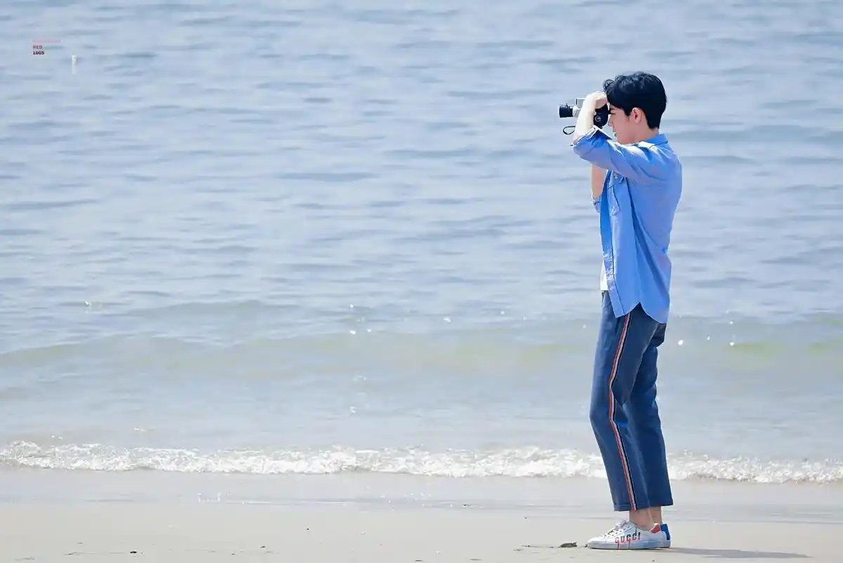 大帅哥肖战阳光帅气海边照