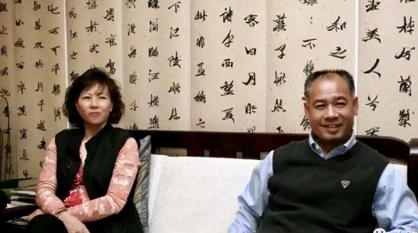 60岁李宁与62岁妻子合照,宛如两辈人,李宁满头白发像爷爷,妻子依旧貌