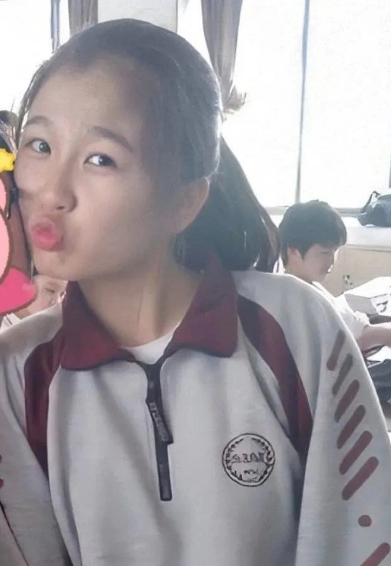 虞书欣童年旧照被疯传,纯天然容颜终公开,有无整容不言而喻