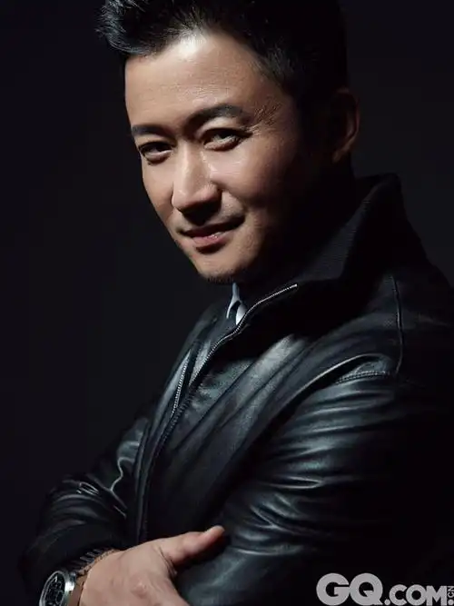 吴京佩戴宝格丽的octo精钢腕表,很轻却很有型,因为精钢材质不是那么软