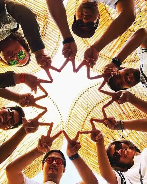 如何在团建时拍出大片创意合影