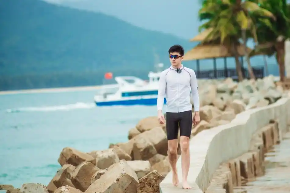 金瀚海边秀大长腿运动型男进村展现反差萌