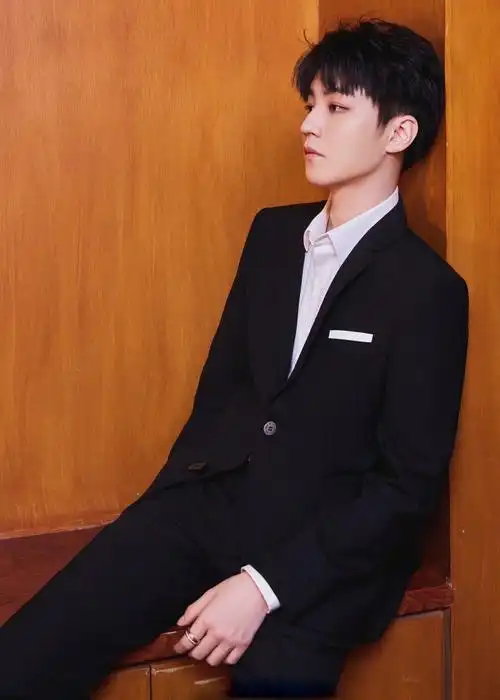 王俊凯黑色西装出席第30届大学生电影节如从童话中走来的小王子