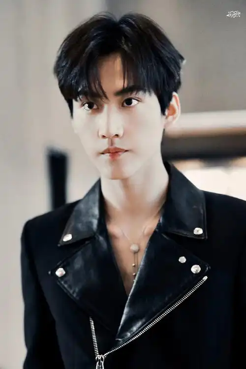 麦粒肿挡不住的帅气@周柯宇