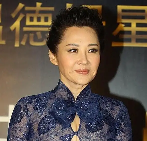 许晴满桌瓶瓶罐罐白砸脸上,一条颈纹老十岁,难怪很少见她露脖子