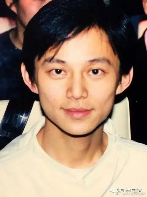 聚焦| 何炅罕见旧照曝光,大拇哥模样似中学生!