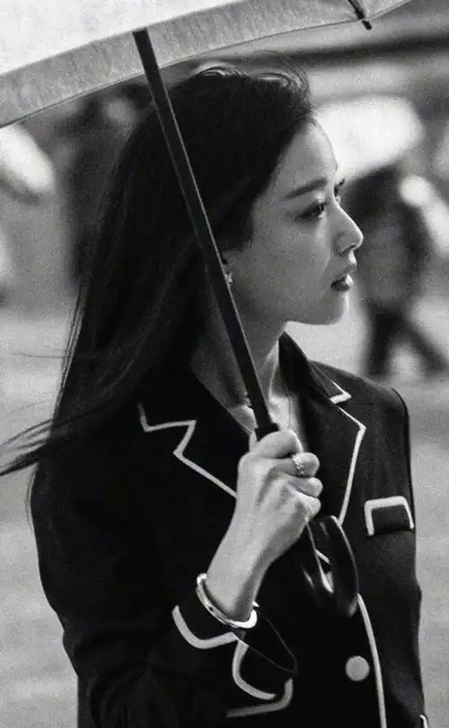 以为红裙倪妮够好看直到看到她打伞的模样太有气质