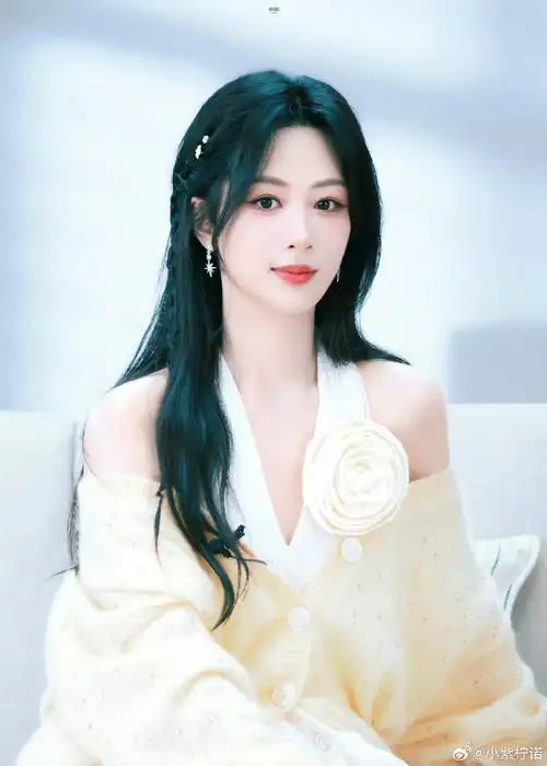 阳光明媚 清风温柔 云朵可爱 想起来都是甜的@杨紫