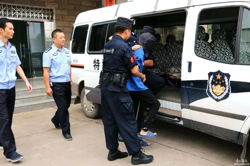 【围观】远安狂贼被抓现行,公安押送指认现场!