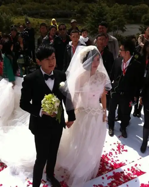 直击谢娜张杰婚礼 温馨甜蜜婚礼现场新娘激动落泪(8)