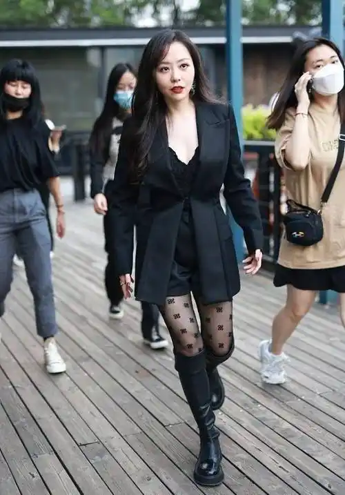 张靓颖有了女强人的感觉黑色西装配印花丝袜长靴秀出纤细美腿