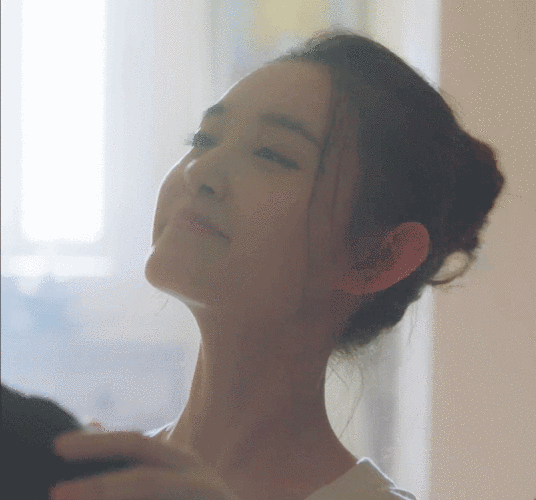 蒋依依挑战"三角领"毛衣,上了大学的她真的很敢穿,很不同