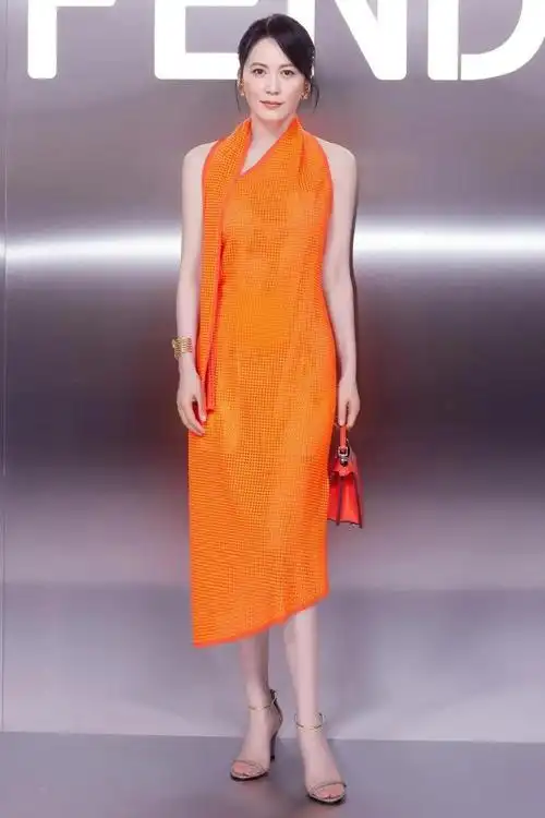 俞飞鸿53岁了真岁月从不败美人大秀事业线和美腿玉足气质绝了