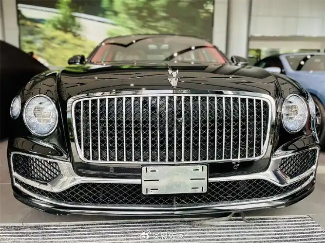 飞驰 v8 美规  鲸鱼黑/热刺红  现车含消费税305万    车辆选配:宾利