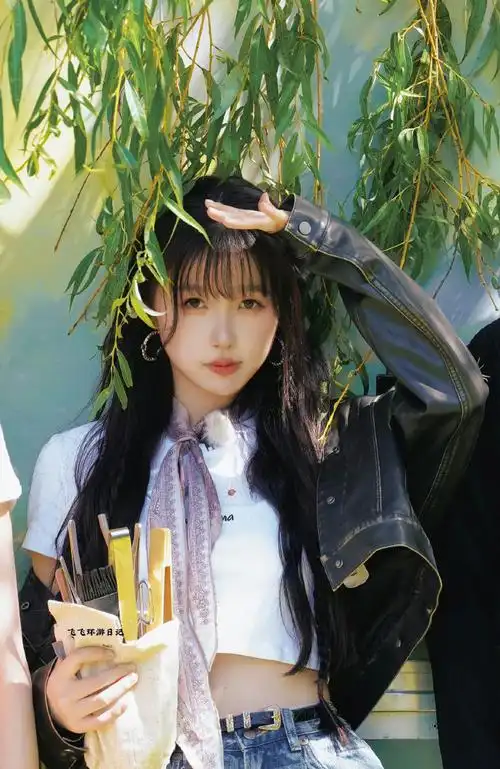 虞书欣皮衣六分裤##虞书欣阳光下的侧颜