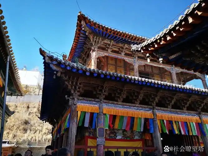 塔尔寺又名塔儿寺,得名于大金瓦寺内为纪念黄教创始人宗喀巴而建的大