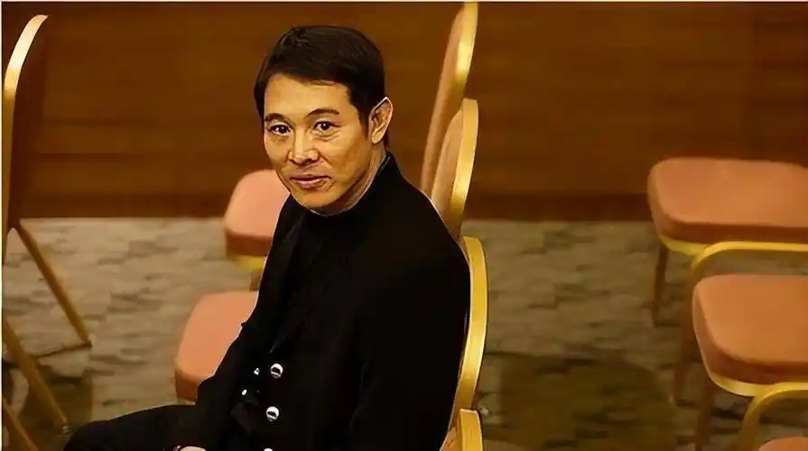 面对日本记者在南京大屠杀上的挑衅发问,李连杰一句反问震撼全场_历史