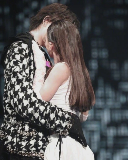 蔡徐坤演唱会与女伴共舞,粉丝哭着看借位吻,他手放的位置却成亮点