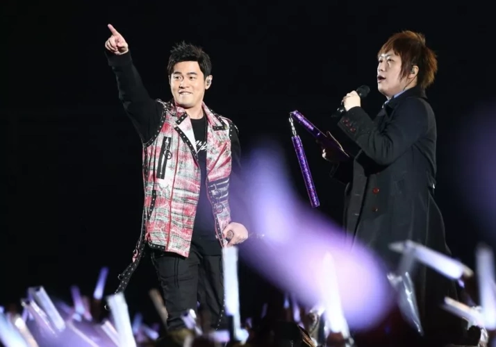 阿信周杰伦台上同耍双截棍嗨爆2.4万人