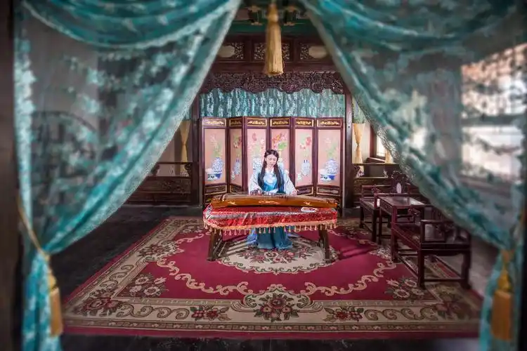 探秘宫廷剧的拍摄地 遇古装美女 又起舞又抚琴