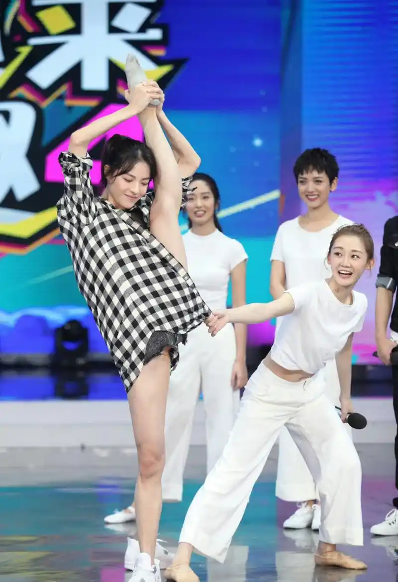 钟楚曦快乐大本营热裤一字马