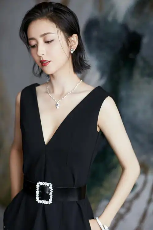 佟丽娅身穿一袭黑色深v礼裙出席bvlgari宝格丽 serpenti系列鉴赏活动.