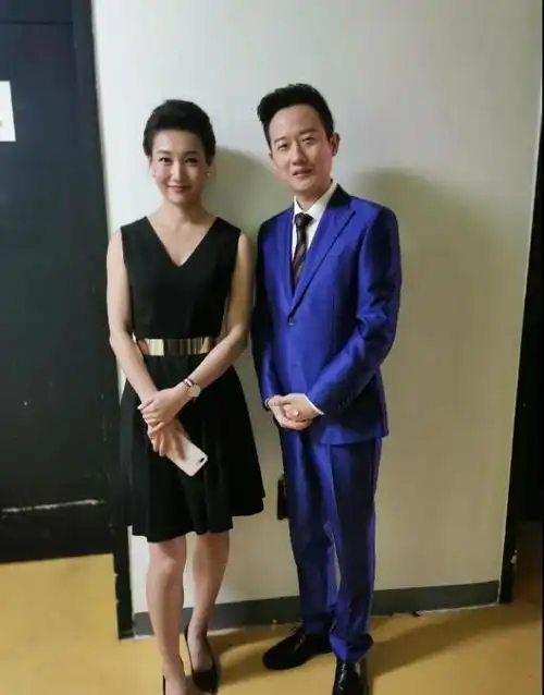 央视主持李梓萌罕见露素颜身高174腰细腿长台下年轻似少女