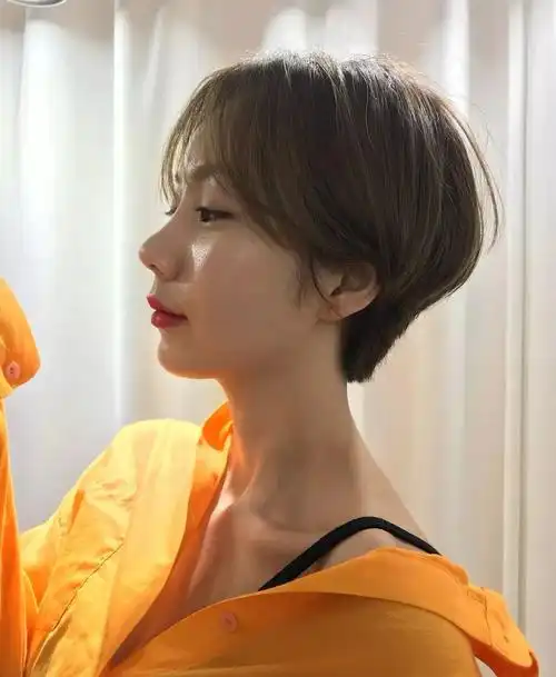个性超短发发型女露耳
