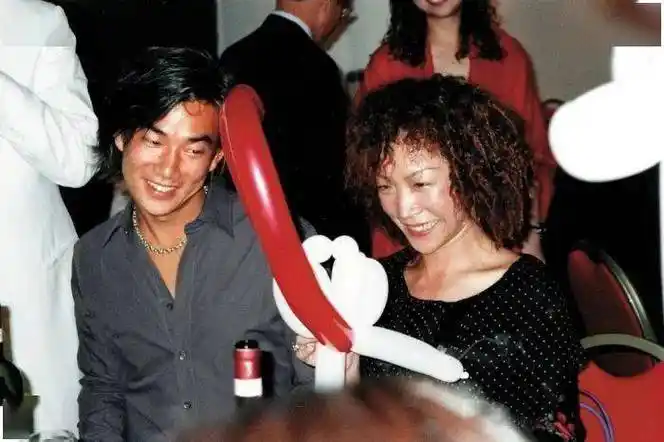 任贤齐18岁学霸女儿罕曝光拥修长身形五官激似设计师妈妈_rati_tina