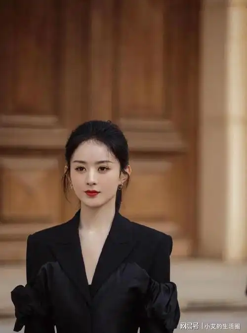 赵丽颖穿v领黑西装酷飒十足肤白貌美魅力不可小觑