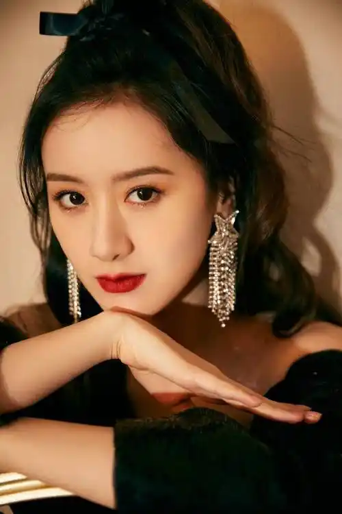 袁冰妍黑色抹胸装性感美腿写真