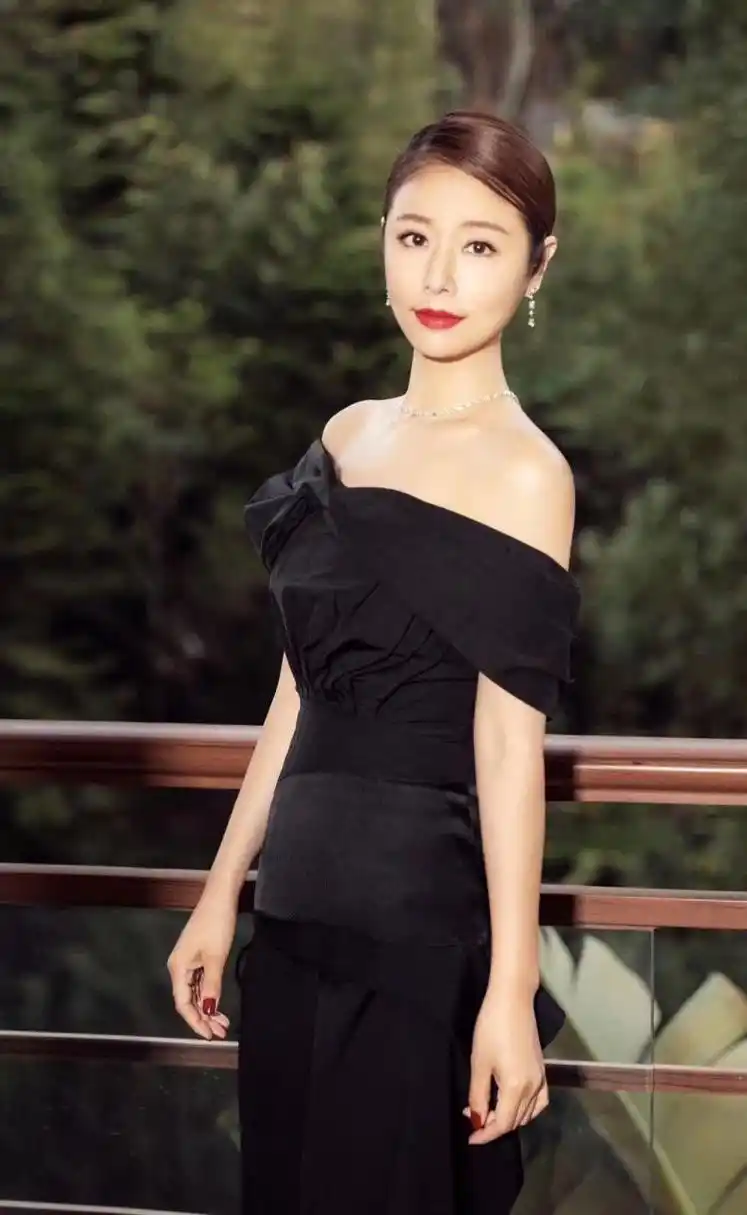 林心如身穿黑色露肩套装亮相电影节,气质满分,依然优雅动人