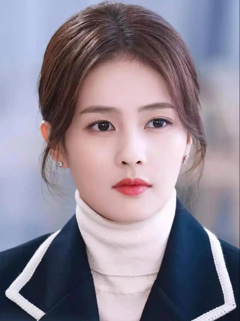 白鹿刚出道时的样子,卡姿兰大眼睛透着无辜可爱,小虎牙很俏皮.