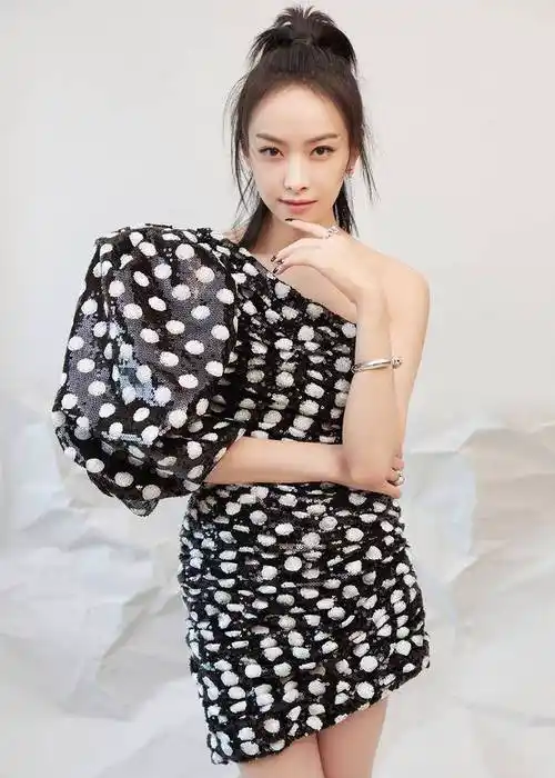 宋茜宫廷蓬袖波点裙出席盛典 高马尾诠释别样时尚型格