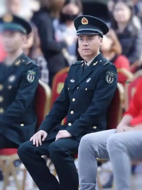 李易峰军装亮相,我却被张馨予杀到,被集体喊军嫂太酷_演技_军人_本人