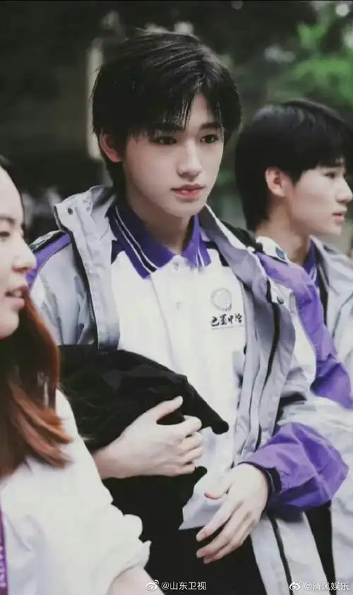 山东小伙@时代少年团-宋亚轩错过了毕业照拍摄,暖心的学校把他p了上去