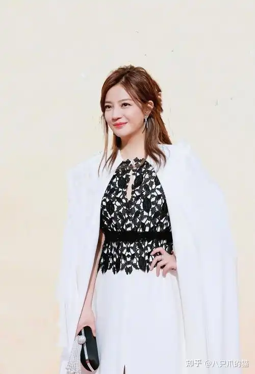 赵薇终于掀起刘海扮贵妇把披风当礼服穿惊艳红毯真有气质