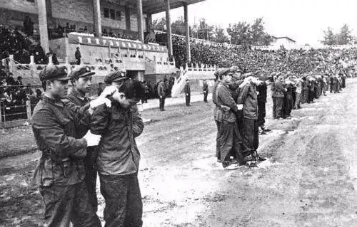 八十年代公审大会照片:严重打击犯罪分子