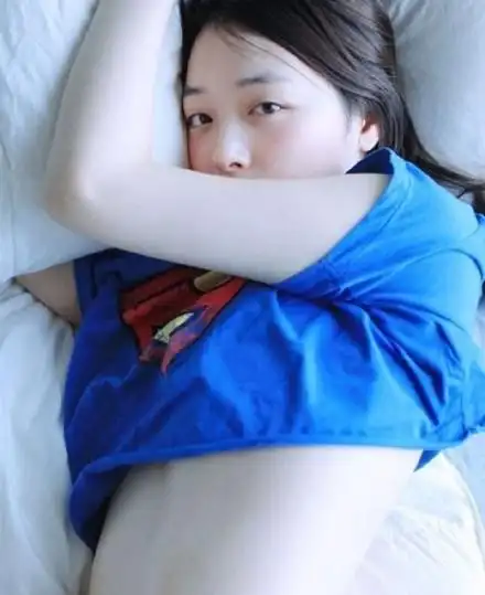 崔雪莉放飞自我画风看不懂 崔雪莉穿内裤躺床上姿势诱惑