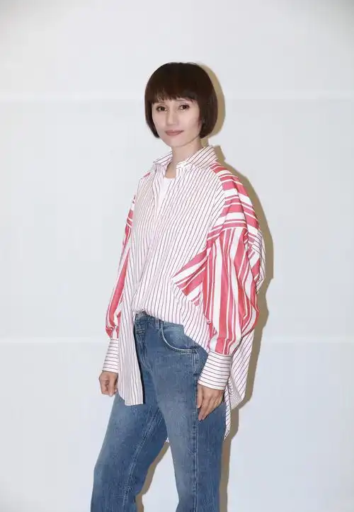 原创袁泉为人低调,但衣服品味超"高",穿风衣搭牛仔裤时髦又大气