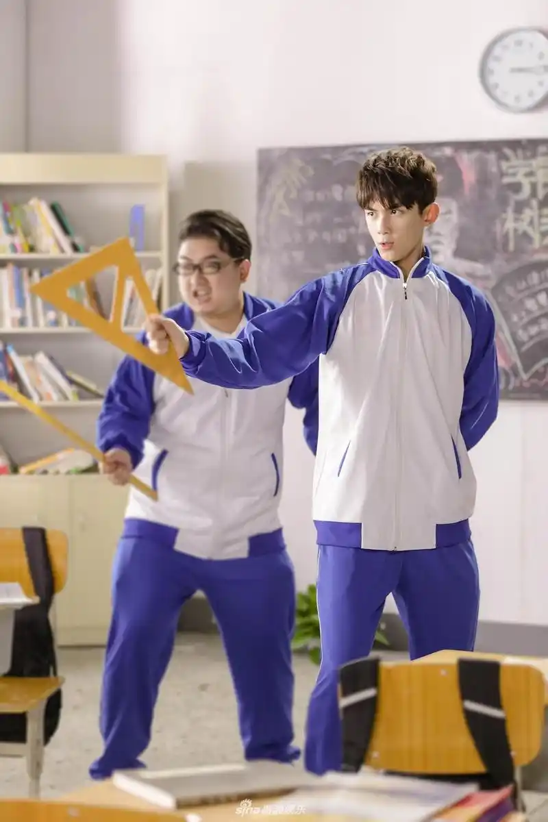 组图:吴磊穿校服教室学习 网友:隔壁班班草本人