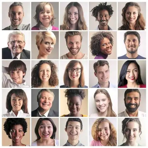 不同的肤色人们面部微笑的表情拼贴